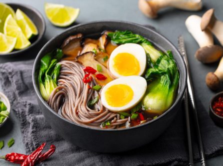 Ζεστά και Απολαυστικά Noodles με Αυγό